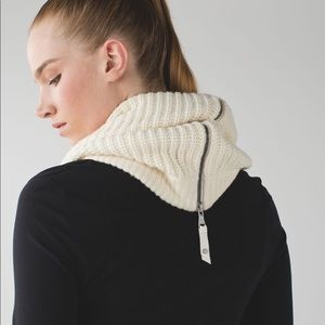 Lululemon • Falling Freely Neck Warmer